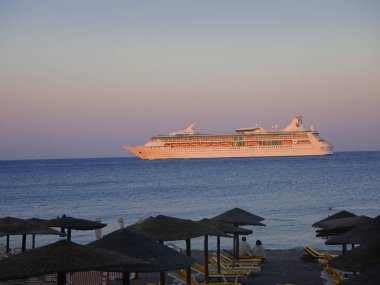 Ticari liman ve Mandraki Harbour.Ellie Beach ile Rodos şehrine Ellie Beach'te Rhodes Town için en yakın plaj ve yerli halk ve turistler hem ile popüler. Bu Casino ve akvaryum yakın olduğunu 