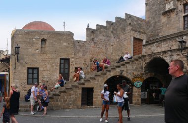 Rodos Old Town bir ortaçağ zaman kapsülü çift zil sesi yüksek duvarların ve derin bir hendek arkasında benzer. Kaç yerde mimarlık tarihi kalıntılar ve klasik, ortaçağ, Osmanlı ve İtalyanca akınları kalıntıları ile çok katmanları vardır
