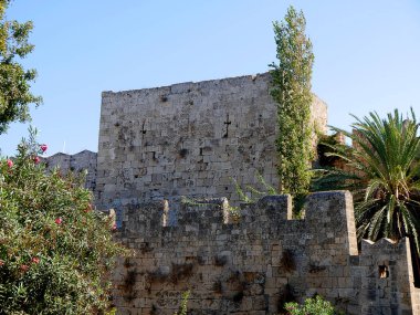 Rodos Old Town bir ortaçağ zaman kapsülü çift zil sesi yüksek duvarların ve derin bir hendek arkasında benzer. Kaç yerde mimarlık tarihi kalıntılar ve klasik, ortaçağ, Osmanlı ve İtalyanca akınları kalıntıları ile çok katmanları vardır