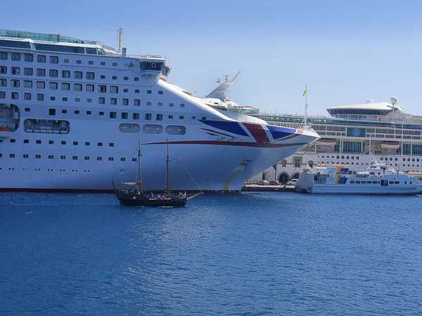 Porto Mandraki Sull Isola Greca Rodi Tre Mulini Vento Forte — Foto Stock