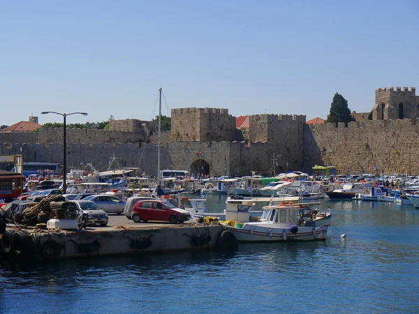 Porto Mandraki Sull Isola Greca Rodi Tre Mulini Vento Forte — Foto Stock