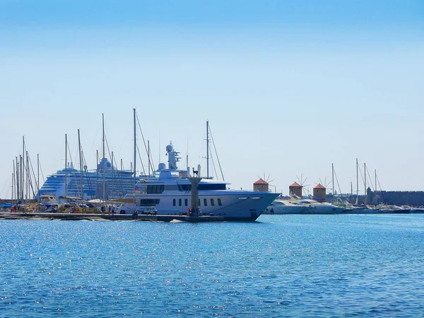 Mandraki Limanı Rodos Adası Üzerinde Bir Liman Duvar Governors Palace — Stok fotoğraf