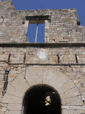 Rodos Old Town bir ortaçağ zaman kapsülü çift zil sesi yüksek duvarların ve derin bir hendek arkasında benzer. Mimarlık tarihi, o kadar çok katmanı içinde dar sokakları tuzağa klasik, ortaçağ, Osmanlı ve İtalyanca akınları kalıntıları ile