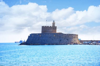 Mandraki Limanı Yunan Adası Rhodes.Three yel değirmenleri ve St Nikolas fort üzerinde durmak Harbour duvar ve Governors Palace bir tarafında ve kilise varsayım diğer stand. Derin deniz Limanı yolcu gemilerine için yakındadır