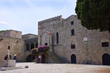 Rodos Old Town bir ortaçağ zaman kapsülü çift zil sesi yüksek duvarların ve derin bir hendek arkasında benzer. Mimarlık tarihi, o kadar çok katmanı içinde dar sokakları tuzağa klasik, ortaçağ, Osmanlı ve İtalyanca akınları kalıntıları ile