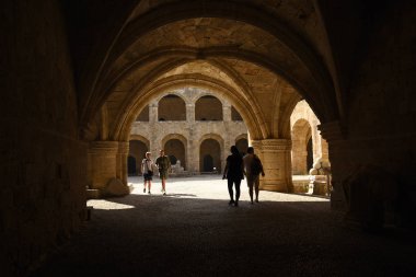 Rodos Eski Ortaçağ bir zaman kapsülü merkezidir. Dar sokaklar nerede çiçek ve bitkilerin bol büküm klasik, ortaçağ, Osmanlı ve İtalyanca meslekler atmosferik bir labirent içinde kalıntıları ile çok mimarlık tarihi birkaç yer var