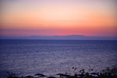 En yakın plaj için Rodos şehir merkezi ve çok popüler Ellie Plajı üzerinde gün batımı. Mandraki Limanı yakınında olduğunu. Terk edilmiş yel değirmenleri daireler tarafından çevrilidir ve sahile yakın oteller şunlardır.