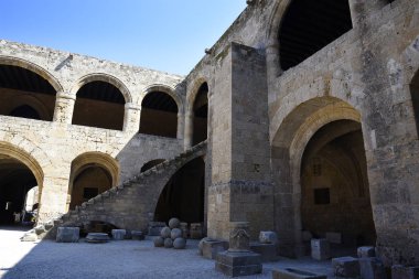 Rodos Eski Ortaçağ bir zaman kapsülü merkezidir. Dar sokaklar nerede çiçek ve bitkilerin bol büküm klasik, ortaçağ, Osmanlı ve İtalyanca meslekler atmosferik bir labirent içinde kalıntıları ile çok mimarlık tarihi birkaç yer var