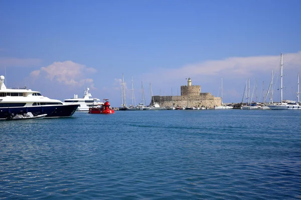 Porto Mandraki Sull Isola Greca Rhodes Tre Mulini Vento Forte — Foto Stock