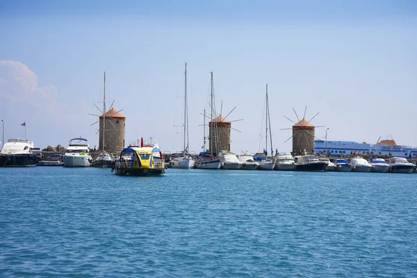 Mandraki Harbour Řeckém Ostrově Rhodes Three Mlýny Fort Nikolas Stát — Stock fotografie