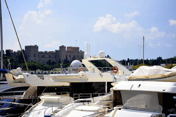 Mandraki Hafen Auf Der Griechischen Insel Rhodes Drei Windmühlen Und — Stockfoto