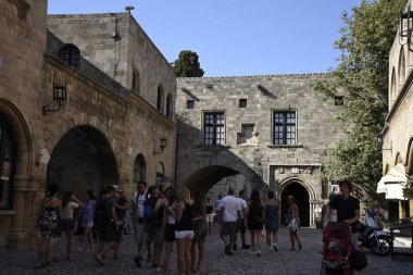 Rodos Old Town bir ortaçağ zaman kapsülü çift zil sesi yüksek duvarların ve derin bir hendek arkasında benzer. Mimarlık tarihi, o kadar çok katmanı içinde dar sokakları tuzağa klasik, ortaçağ, Osmanlı ve İtalyanca akınları kalıntıları ile
