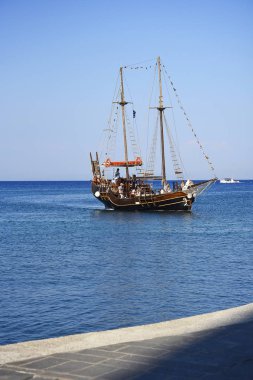 Mandraki Limanı Yunan Adası Rhodes.Three yel değirmenleri ve St Nikolas fort üzerinde durmak Harbour duvar ve Governors Palace bir tarafında ve kilise varsayım diğer stand. Derin deniz Limanı yolcu gemilerine için yakındadır