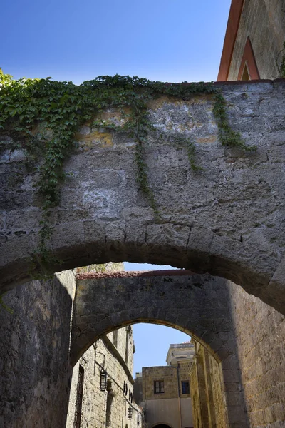 罗得岛老城区就像一个中世纪的时间胶囊背后的高墙和深护城河的双环 建筑史上有许多层 中世纪 奥斯曼帝国和意大利的入侵遗迹被困在狭窄的街道上 — 图库照片