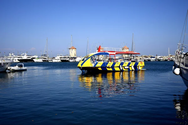 Port Mandraki Sur Île Grecque Rhodes Trois Moulins Vent Fort — Photo