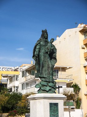 Meryem ve çocuk heykeli Fuengirola Costa del Sol Güney İspanya üzerinde sahil alanının üzerinde