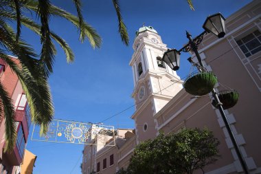 Mimari ve Cebelitarık Akdeniz girişinde Ana caddedeki Noel süslemeleri