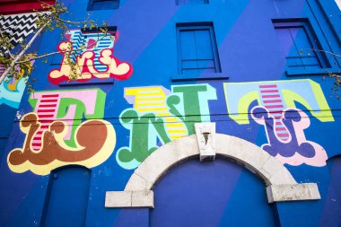 Mimari ve Cebelitarık Akdeniz girişinde Ana caddedeki Noel süslemeleri