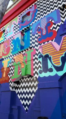 Mimari ve Cebelitarık Akdeniz girişinde Ana caddedeki Noel süslemeleri