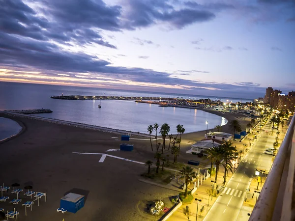 Zachód Słońca Plaży Fuengirola Wybrzeżu Costa Del Sol Waha Się — Zdjęcie stockowe