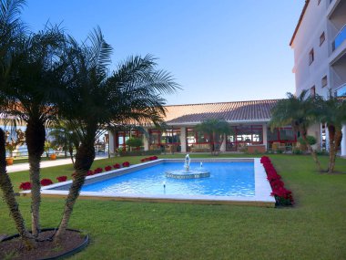 Parador de Nerja uçurumdan denizden Malaga kıyısında harika plajları ortasında oturur. Nerja, kasabanın karşılama ve İspanyol diğer tatil yüksek doğmak yanıklık kaçınılması. 