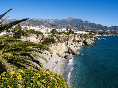 Şehirdeki Carabeo beach resort kasaba Nerja Spain.This Doğu Costa del Sol üzerinde yedi kıyılarına biridir