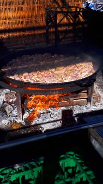 Pişirilmesi ve Paella Nerja Andalucia İspanya Burriana Beach üzerinde büyük bir tava. Ahşap ateşten bu yemek hizmet stand taşımak için iki kişi alır ve tadı çok güzel
