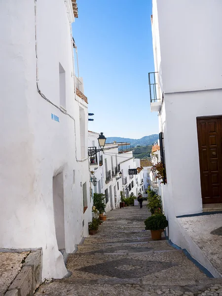 フリヒリアナは アルプハラ山中アンダルシア スペイン南部地域の最も美しい白い村のひとつです 急な狭い通り 絵画のような古い町の通りを登りの挑戦 — ストック写真