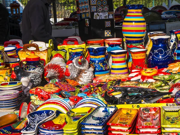 Nerja güzel beldesinde piyasada renkli seramik