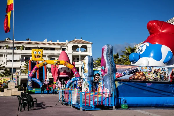 Hangi İspanyol çocuklar onların Noel olsun zaman bouncy kale lunapark Nerja'da Costa del Sol İspanya üzerinde 3 kralların Festivali 6 Ocak günü kutlamak için sunar