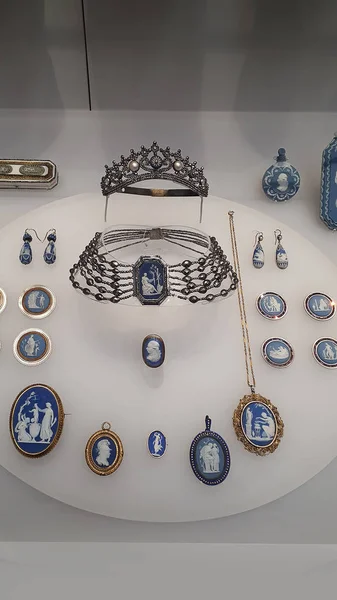 Ngiltere Iyi Koleksiyonlarından Wedgwood Mücevher Kadın Kolu Sanat Galerisi Modeli — Stok fotoğraf