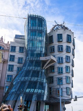 Prag'daki Fred ve Ginger Binası olarak da adlandırılan Dancing Binası, Çek Cumhuriyeti'nin başkenti bir dönüm noktasıdır.