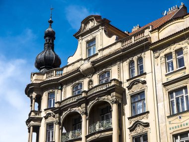 Çek Cumhuriyeti'nin başkenti Prag şehrinde mimari detaylar. Şehir büyük ölçüde Art Nouveau döneminden etkilenmiştir ve binaların çoğu çok süs cepheleri var