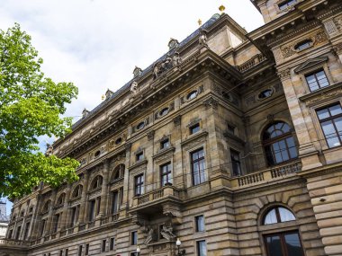 Çek Cumhuriyeti'nin başkenti Prag şehrinde mimari detaylar. Şehir büyük ölçüde Art Nouveau döneminden etkilenmiştir ve binaların çoğu çok süs cepheleri var