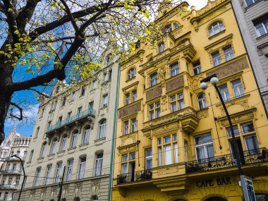 Çek Cumhuriyeti'nin başkenti Prag şehrinde mimari detaylar. Şehir büyük ölçüde Art Nouveau döneminden etkilenmiştir ve binaların çoğu çok süs cepheleri var