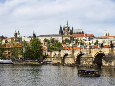 Çek Cumhuriyeti'nin başkenti Prag'daki Vltava Nehri üzerindeki Charles Köprüsü. Şehri Kale'ye bağlar. 