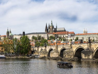 Çek Cumhuriyeti'nin başkenti Prag'daki Vltava Nehri üzerindeki Charles Köprüsü. Şehri Kale'ye bağlar. 