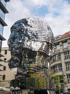 Çek Cumhuriyeti'nde Prag'da Çek Yazar Franz Kafka'yı betimleyen eklemli ve dönen metal heykel