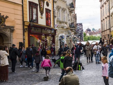 Çek Cumhuriyeti Prag'da Eski Kent Meydanı'nın bir köşesinde kabarcıklar üfleme