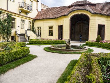 Çek Cumhuriyeti Prag şehrinde Kraliyet Kalesi tepenin eteklerinde Beautiful Garden