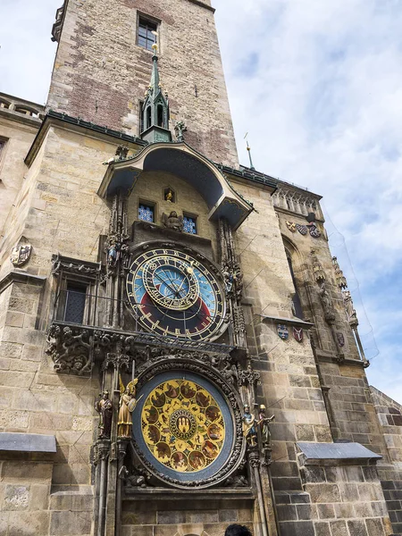 プラハ天文時計プラハは チェコ共和国の首都プラハに位置する中世の天文時計です 時計は旧市庁舎の南壁に取り付けられています — ストック写真