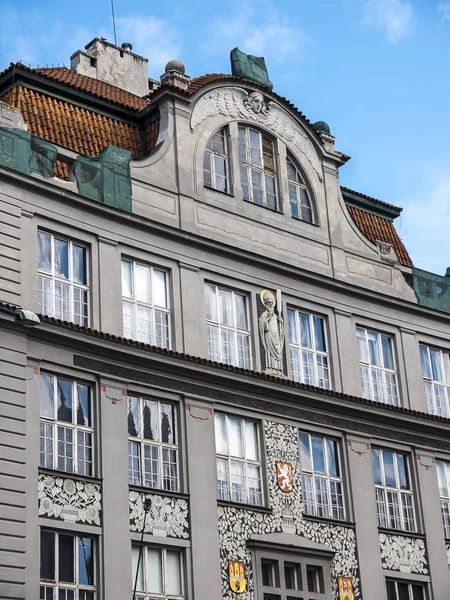 チェコ共和国の首都プラハの街の建築の詳細 都市はアールヌーボー時代に大きな影響を受け 建物の多くは美しく装飾されています — ストック写真