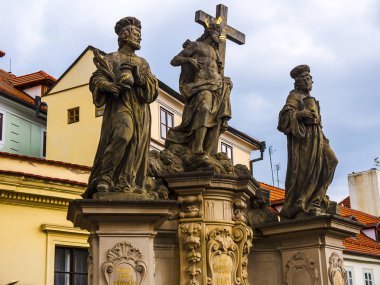 Çek Cumhuriyeti'nin başkenti Prag'daki Charles Köprüsü, 1357 yılında Vlatva Nehri'ni geçmek için inşa edilmiştir. Bu şehirden kaleye geçiş ve heykeller ile kaplıdır