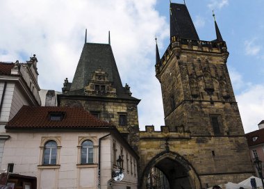 Çek Cumhuriyeti'nin başkenti Prag'daki Charles Köprüsü, 1357 yılında Vlatva Nehri'ni geçmek için inşa edilmiştir. Bu şehirden kaleye geçiş ve heykeller ile kaplıdır