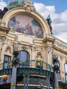 Toz Kulesi ve Çek Cumhuriyeti'nin başkenti Prag'daki Belediye Binası,Prag'da ünlü bir konser mekanı olan Smetana Hall'a ev sahipliği yapan bir sivil binadır. Şehir merkezinde ki Toz Kapısı'nın yanında yer almaktadır.