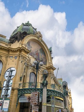 Toz Kulesi ve Çek Cumhuriyeti'nin başkenti Prag'daki Belediye Binası,Prag'da ünlü bir konser mekanı olan Smetana Hall'a ev sahipliği yapan bir sivil binadır. Şehir merkezinde ki Toz Kapısı'nın yanında yer almaktadır.