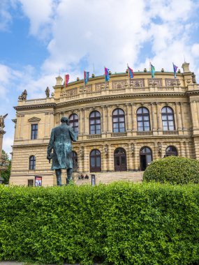 Rudolfinum bir müzik oditoryumu ve Prag'ın en önemli neo-rönesans binalarından biridir. Vltava Nehri kıyısındaki Jan Palach Meydanı'nda yer almaktadır. Çek Filarmoni Orkestrası'nın ev sahnesidir. 
