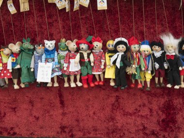 Doğu Avrupa'da Prag Çek kentinde tezgahları ve dükkanlarda satılık etik öğeler