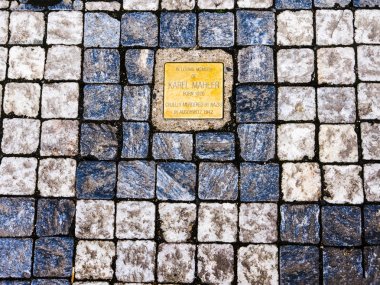 Prag'ın her yerindeki kaldırımlarda holokost kurbanlarının anısına plaketler. Kurbanlar unutulmasın.