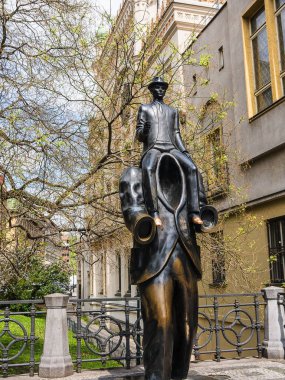 Franz Kafka Anıtı (3 Temmuz 1883 - 3 Haziran 1924). Gerçekçilik ve fantastik unsurları birleştiren çalışmaları, genellikle tuhaf ya da gerçeküstü çıkmazlar ve anlaşılmaz sosyo-bürokratik güçler karşı karşıya izole kahramanları özellikleri, 